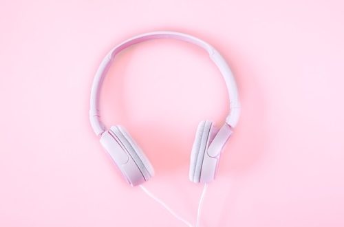 růžová sluchátka s hezkou hudbou