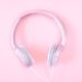 růžová sluchátka s hezkou hudbou